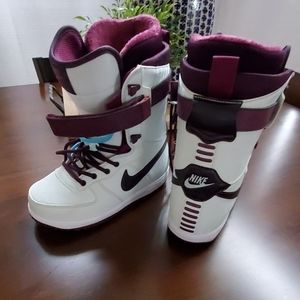 Snowboarding boots